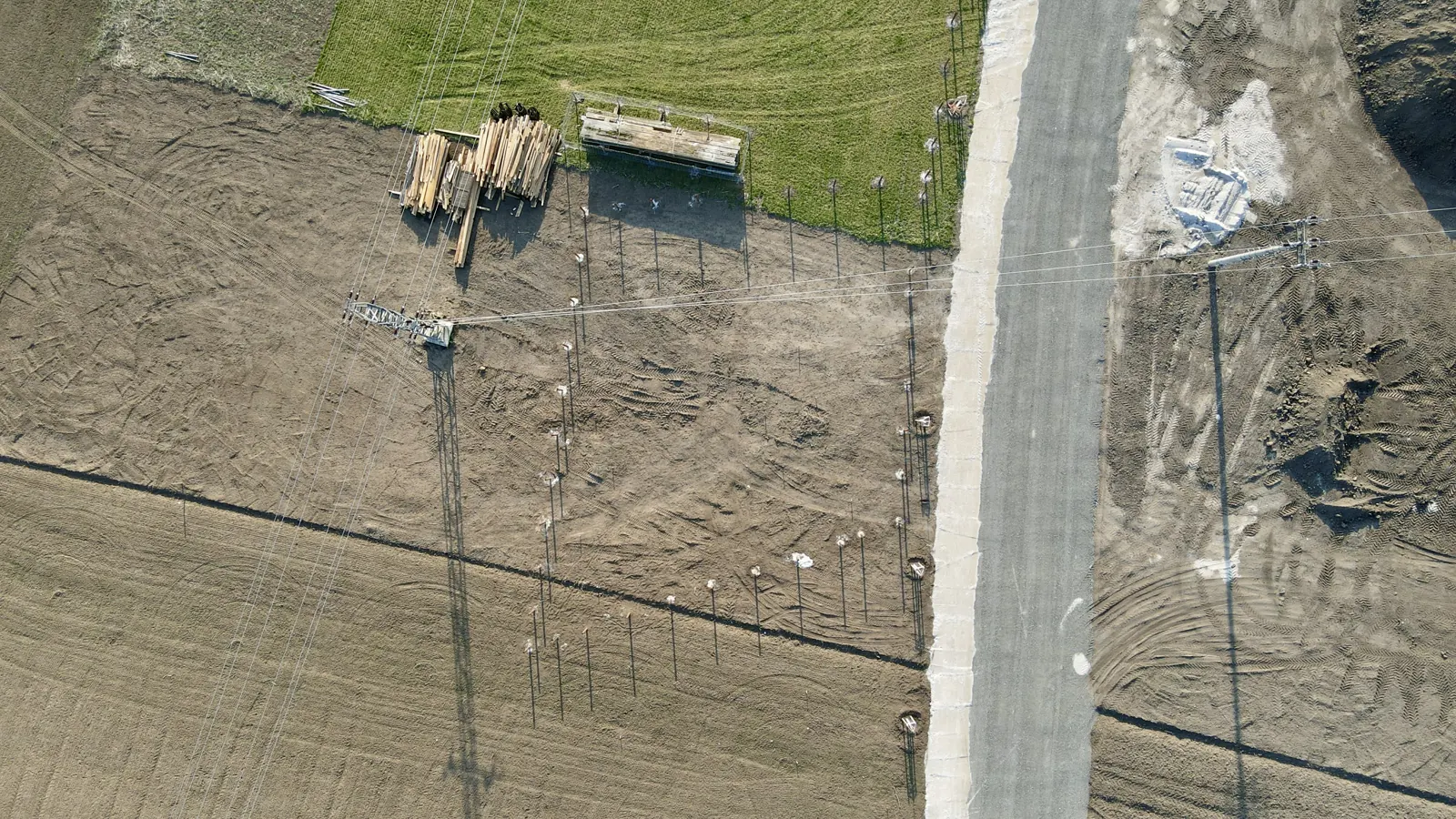 Pohled z dronu na pozemek a připravená místa pro kontejnery